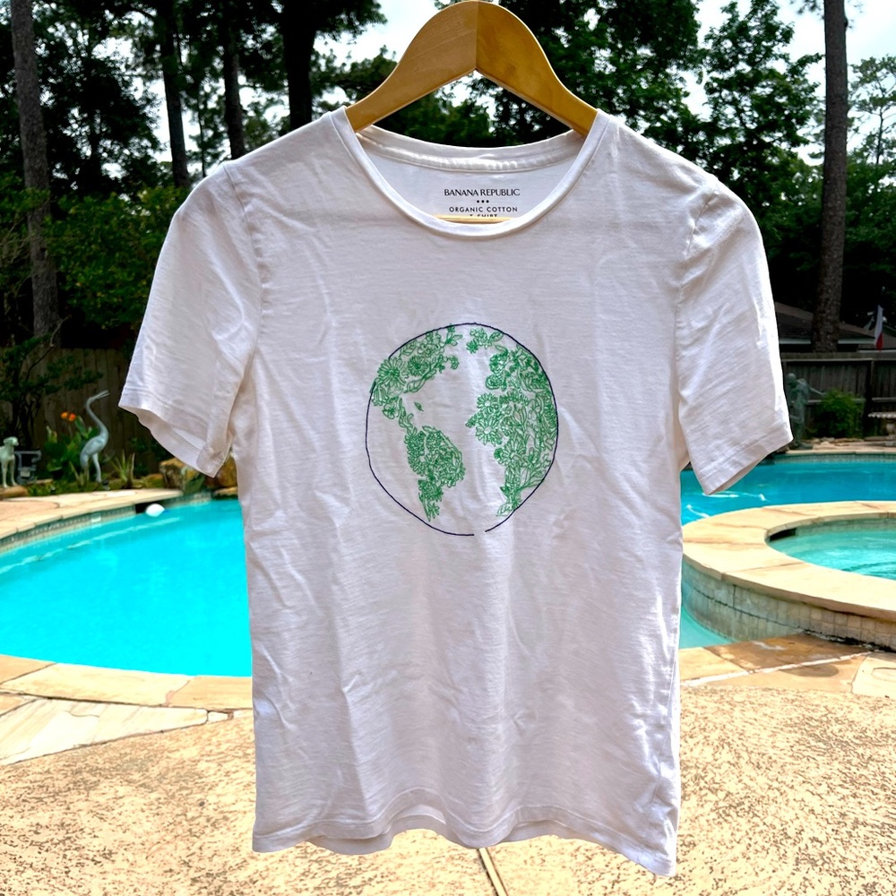 Banana Republic embroidered earth globe shirt